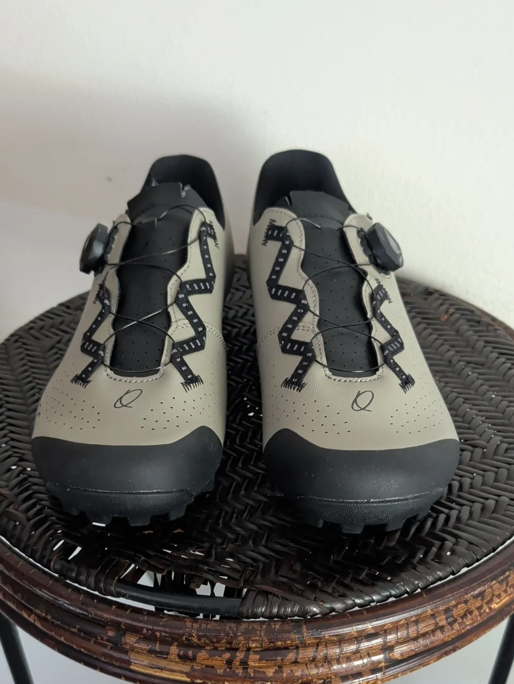 QUOC Escape Off-Road Cycling Shoes Left Shoe Sz 45 Right Shoe Size 44